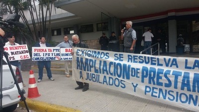 Centrales sindicales exigen la renuncia del titular del IPS y de los consejeros » Ñanduti