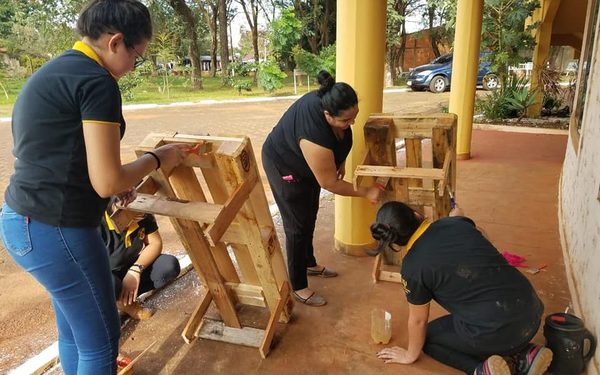 Estudiantes hacen bancos para hospital oncológico