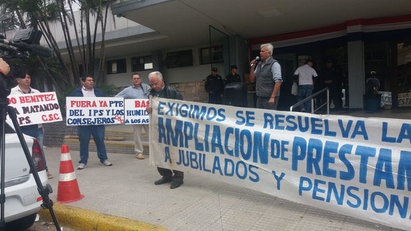 Centrales obreras exigen la renuncia del titular del IPS y de los consejeros » Ñanduti