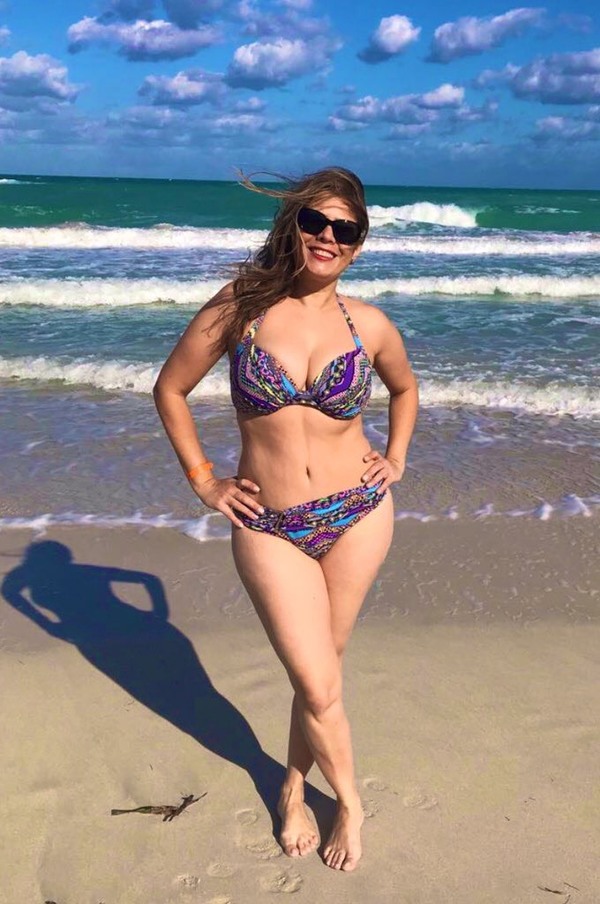 La diputada Kattya González posó en bikini en solidaridad con funcionaria hostigada