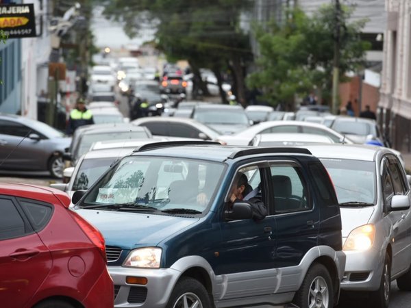 Calles bloqueadas causan congestión vehicular en el microcentro