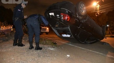 Conductor abandona su vehículo luego de volcar - ADN Paraguayo
