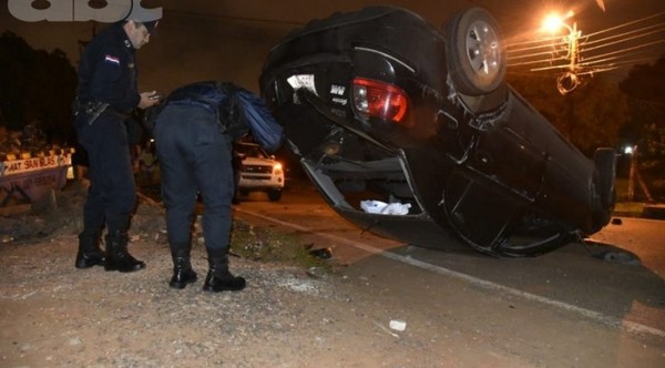Conductor abandona su vehículo luego de volcar - ADN Paraguayo