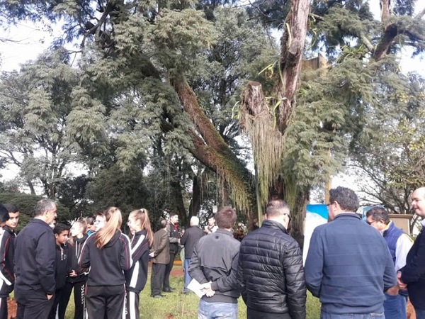 ESCRITORES RINDEN HOMENAJE AL HISTÓRICO KURUPA'Y