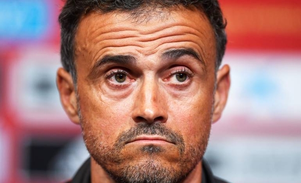 HOY / Luis Enrique renuncia a la selección española
