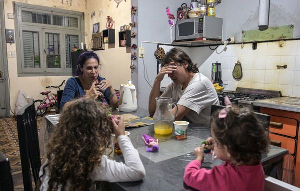 Vidas resquebrajadas y ajuste forzado, cuesta arriba de argentinos