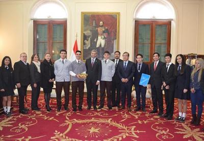 Estudiantes de colegios públicos reciben apoyo para participar en feria internacional de ciencias