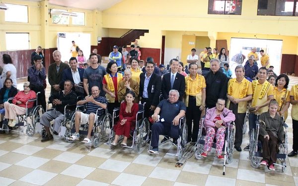 Fundación entrega sillas de ruedas en Franco