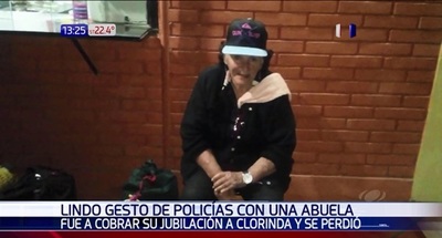 Loable gesto: Policías ayudan a abuela perdida | Noticias Paraguay