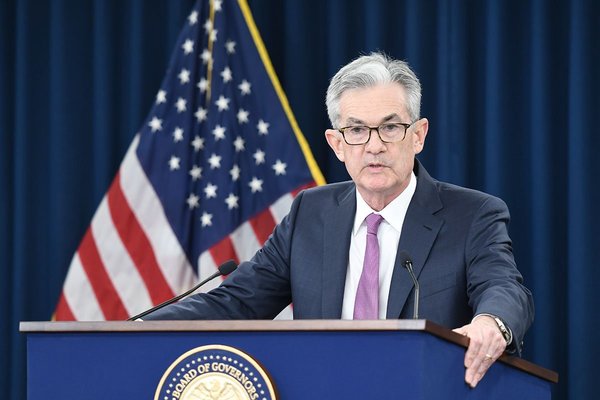 La Fed mantiene tasas de interés pero anticipa recorte