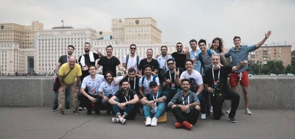 HOY / Vuelo con problemas y desvío para aterrizaje: artistas 'espantan' miedo con música, en pleno avión