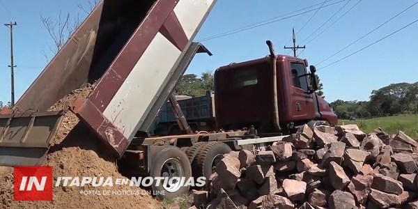 SAN COSME: LUEGO DE 2 MESES DE LLUVIA, RETOMAN OBRAS DE EMPEDRADO EN CALLE 5.