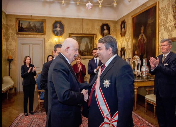 Condecoran a ex embajador