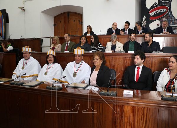 Gobernador de Central recibió el doctorado honoris causa