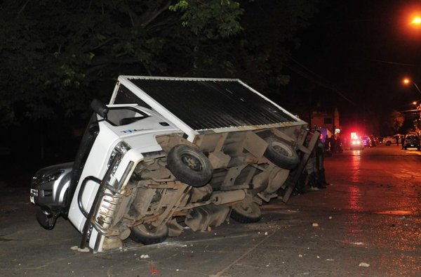Vuelco e incidentes con antidisturbios - Nacionales - ABC Color