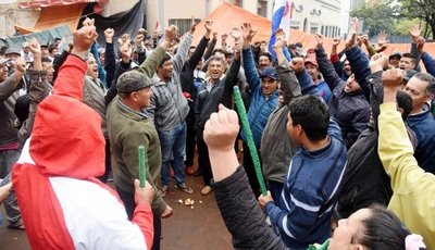 Coordinadora seguirá en Asunción al no lograr aún lo planteado al Gobierno - Edicion Impresa - ABC Color