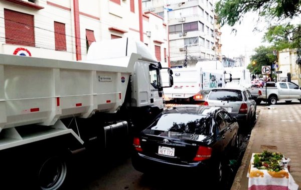 Comuna presenta nuevos camiones y causa caos - Edicion Impresa - ABC Color