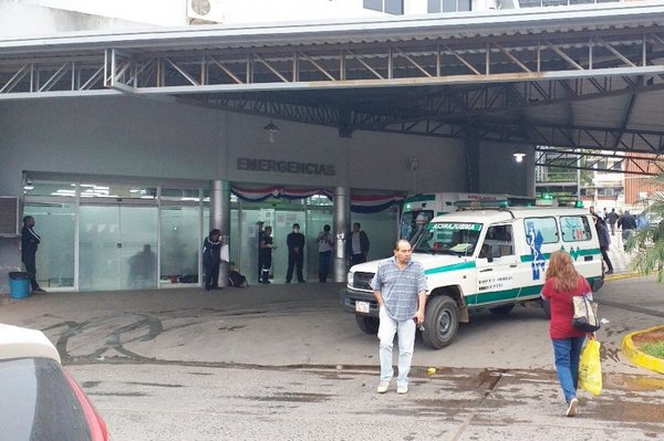 Pabellón de Urgencias de IPS está colapsado de pacientes - Edicion Impresa - ABC Color