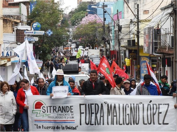 Entre manifestaciones, titular de la previsional responde a acusaciones