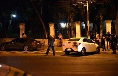 Automóvil choca contra un portón sobre Mcal. López - Nacionales - ABC Color