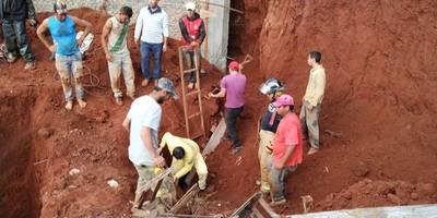 Albañil muere aplastado por montículo de tierra durante excavación en una obra