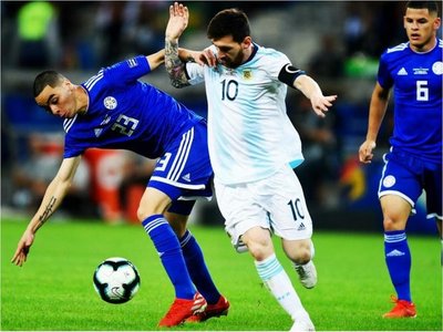 Perdonó a Messi y amigos
