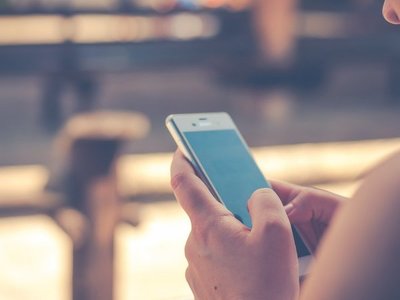 Alteraciones del sueño por uso de celulares provoca aumento de peso