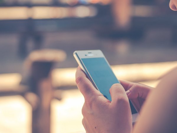 Alteraciones del sueño por uso de celulares provoca aumento de peso