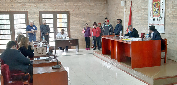 Tarjeteros de estacionamiento reclaman pago a la comuna de Ciudad del Este