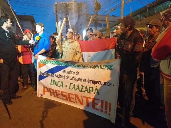 Campesinos queman basuras y "Judas kái" en pleno centro - ADN Paraguayo