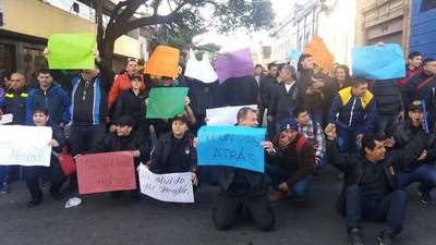 Trabajadores desvinculados de la empresa SST exigen indemnización » Ñanduti