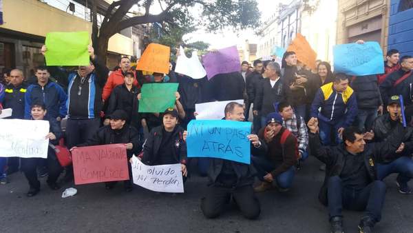 Trabajadores desvinculados de la empresa SST exigen indemnización » Ñanduti