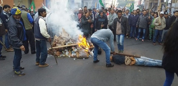 Campesinos presionan con piquetes incendiarios y Judas Kái