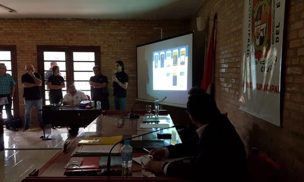 Empresas exponen propuestas para estacionamiento tarifado
