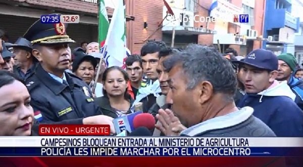 Impiden que campesinos marchen por el microcentro | Noticias Paraguay