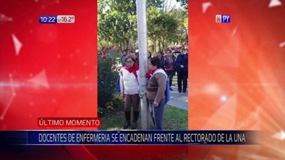 Docente se encadenan frente a rectorado de la UNA | Noticias Paraguay