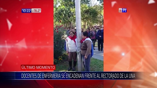 Docente se encadenan frente a rectorado de la UNA | Noticias Paraguay