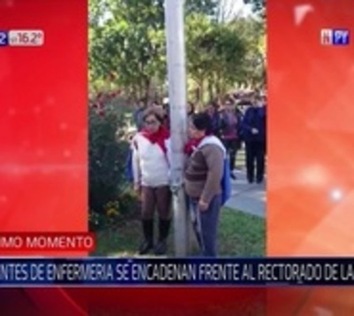 Docentes se encadenan frente a rectorado de la UNA - Paraguay.com