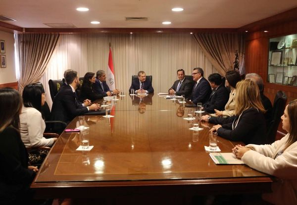Autoridades judiciales reciben a disertantes internacionales