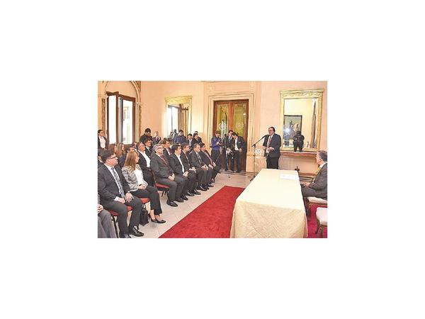 Gobernadores firman convenio y piden mejorar trabajo con ministros “técnicos”