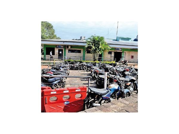 En Caacupé, motos incautadas son abandonadas en corralón