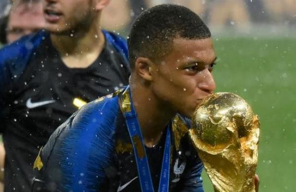 Kylian Mbappé se convierte en uno de los Supercampeones - C9N