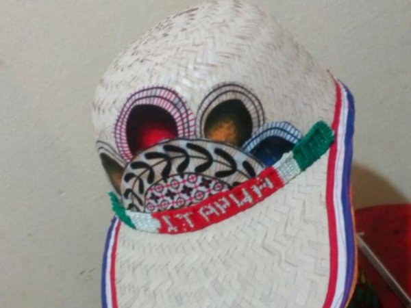 "Todos quieren los quepis de karanda'y, ya no doy abasto"