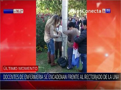 UNA: Docentes se encadenan para exigir salarios dignos