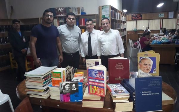 Donan libros a biblioteca municipal