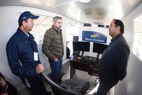Jefe de Estado visitó el puesto de control migratorio de Infante Rivarola