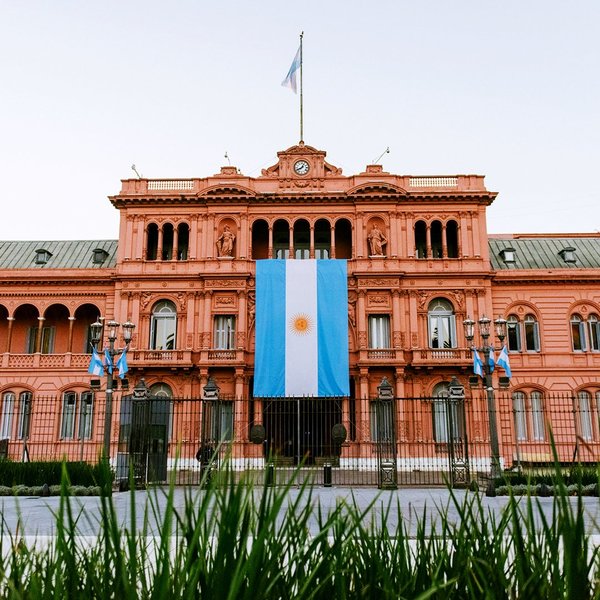 Economía argentina cae 5,8% en el primer trimestre