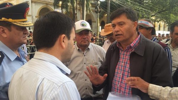 Campesinos esperan consideración del Gobierno a reclamos - .::RADIO NACIONAL::.