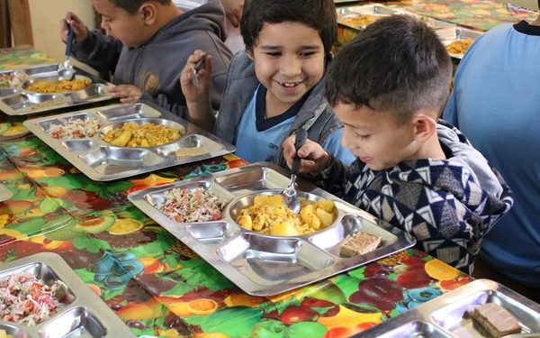 Entregan almuerzo escolar en Presidente Franco