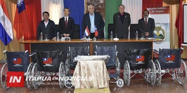 GOBERNADOR Y CÓNSUL DE CHINA – TAIWÁN ENTREGAN SILLAS DE RUEDAS.